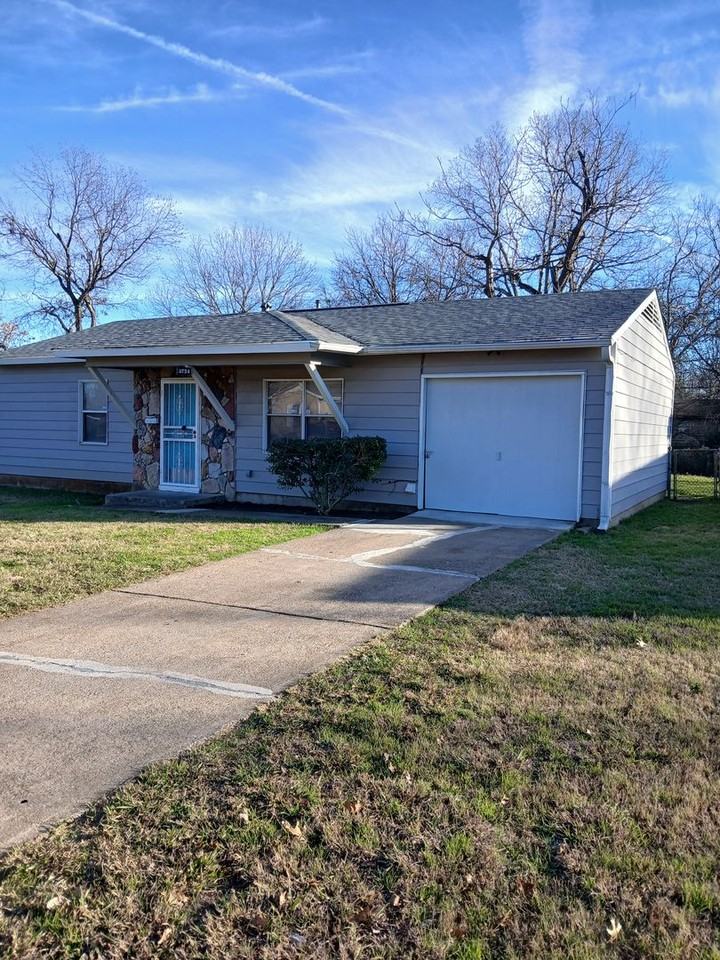 3724 Moonstone Dr - Photo 3 of 35