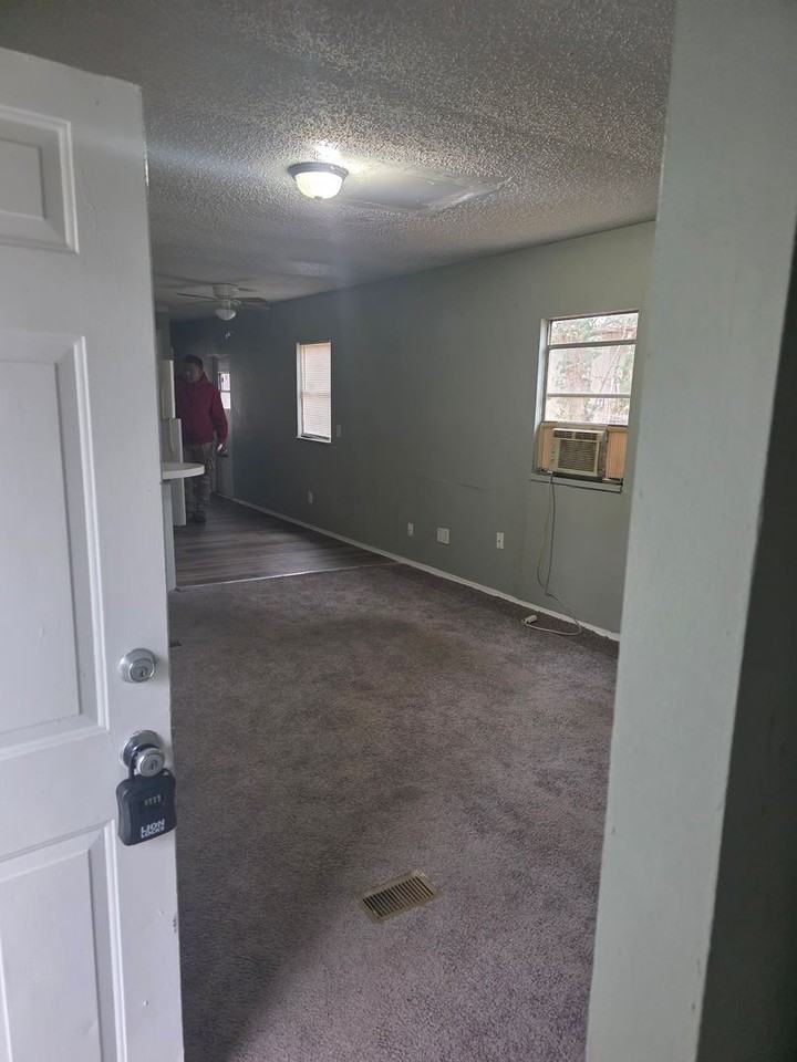 711 Hillside Dr - Photo 3 of 7