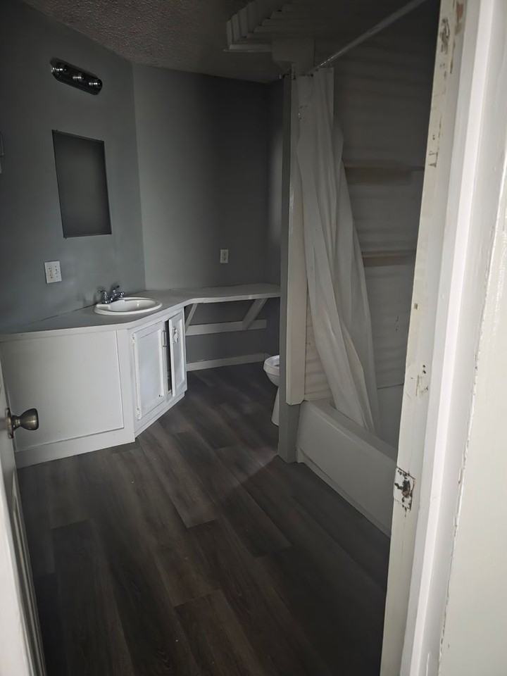 711 Hillside Dr - Photo 4 of 7