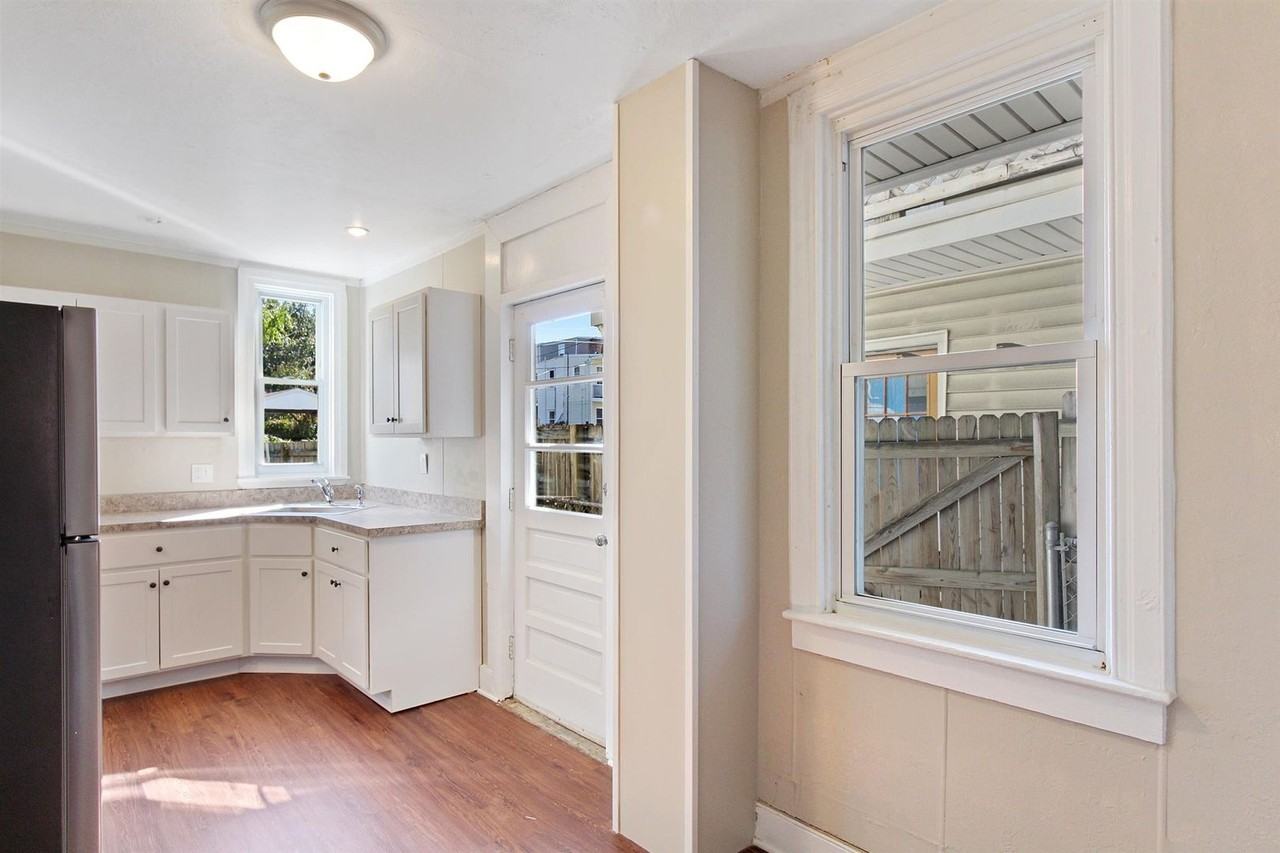 588 Company St - Photo 4 of 24