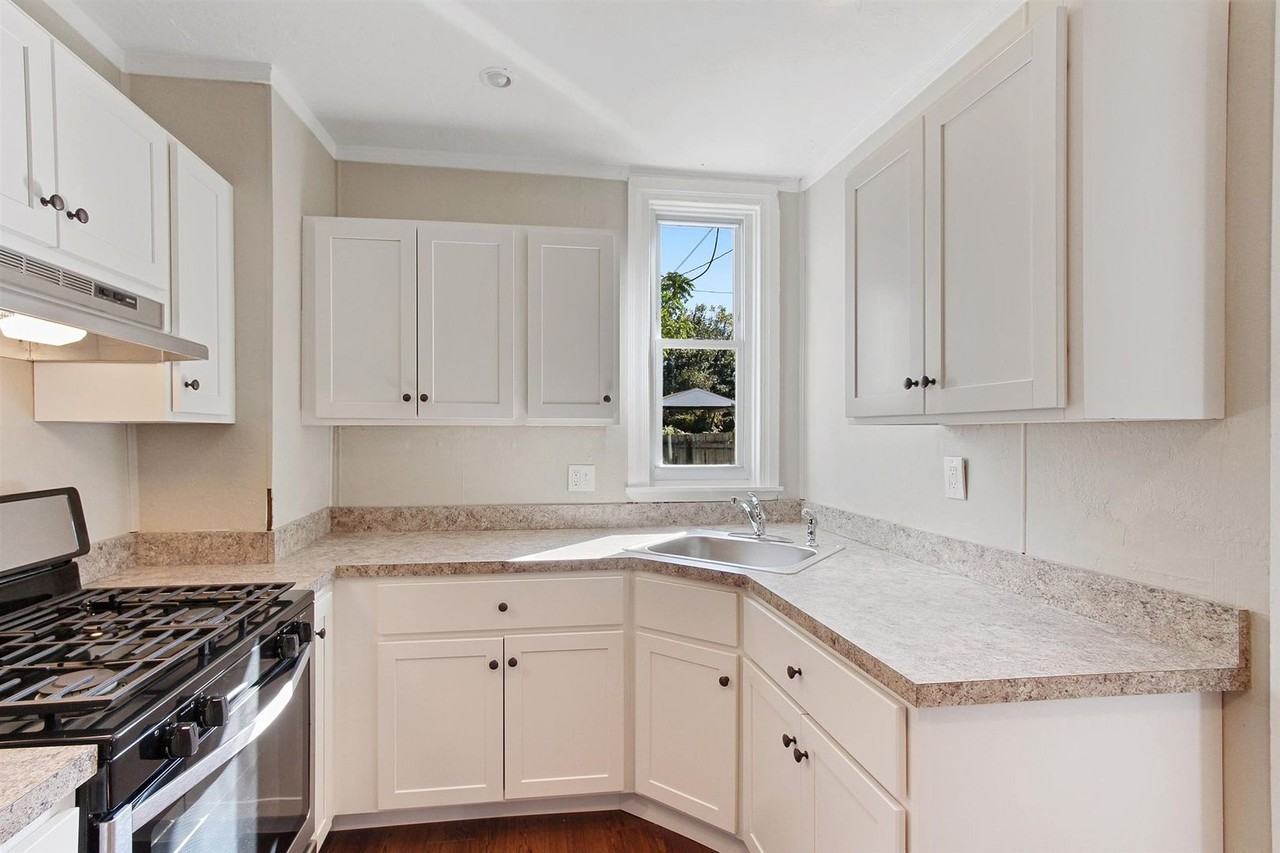 588 Company St - Photo 6 of 24