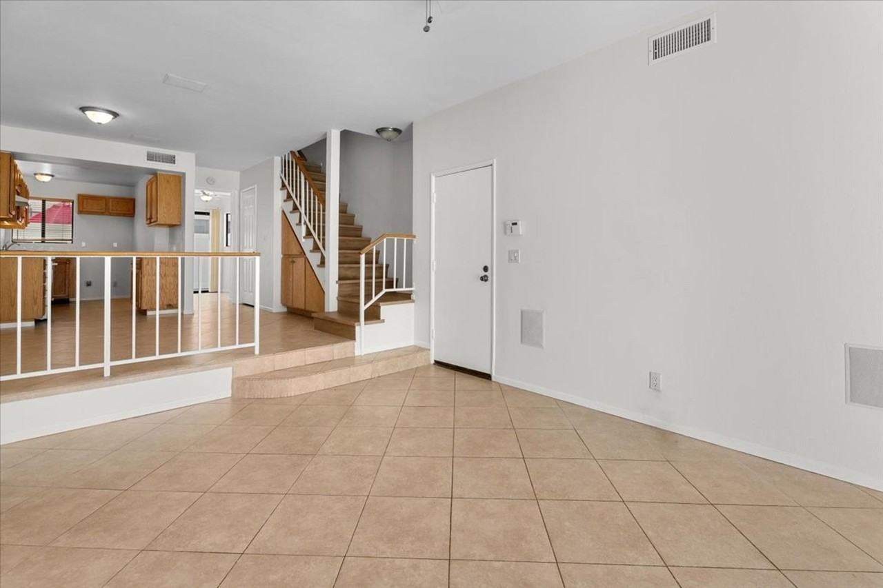 22865 Del Valle St - Photo 3 of 18