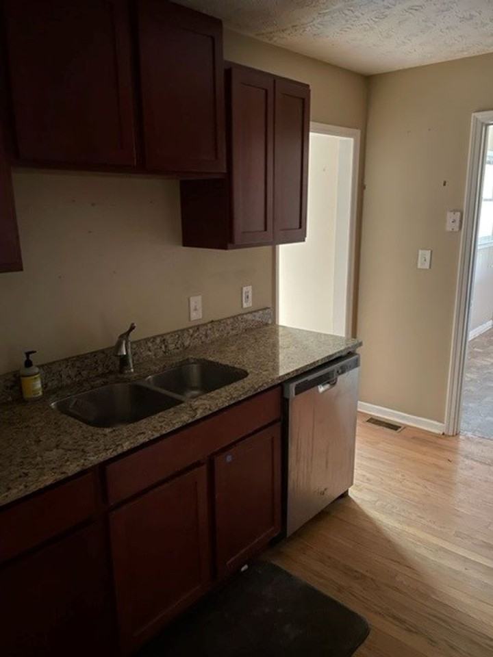 468 Davis Rd - Photo 5 of 13