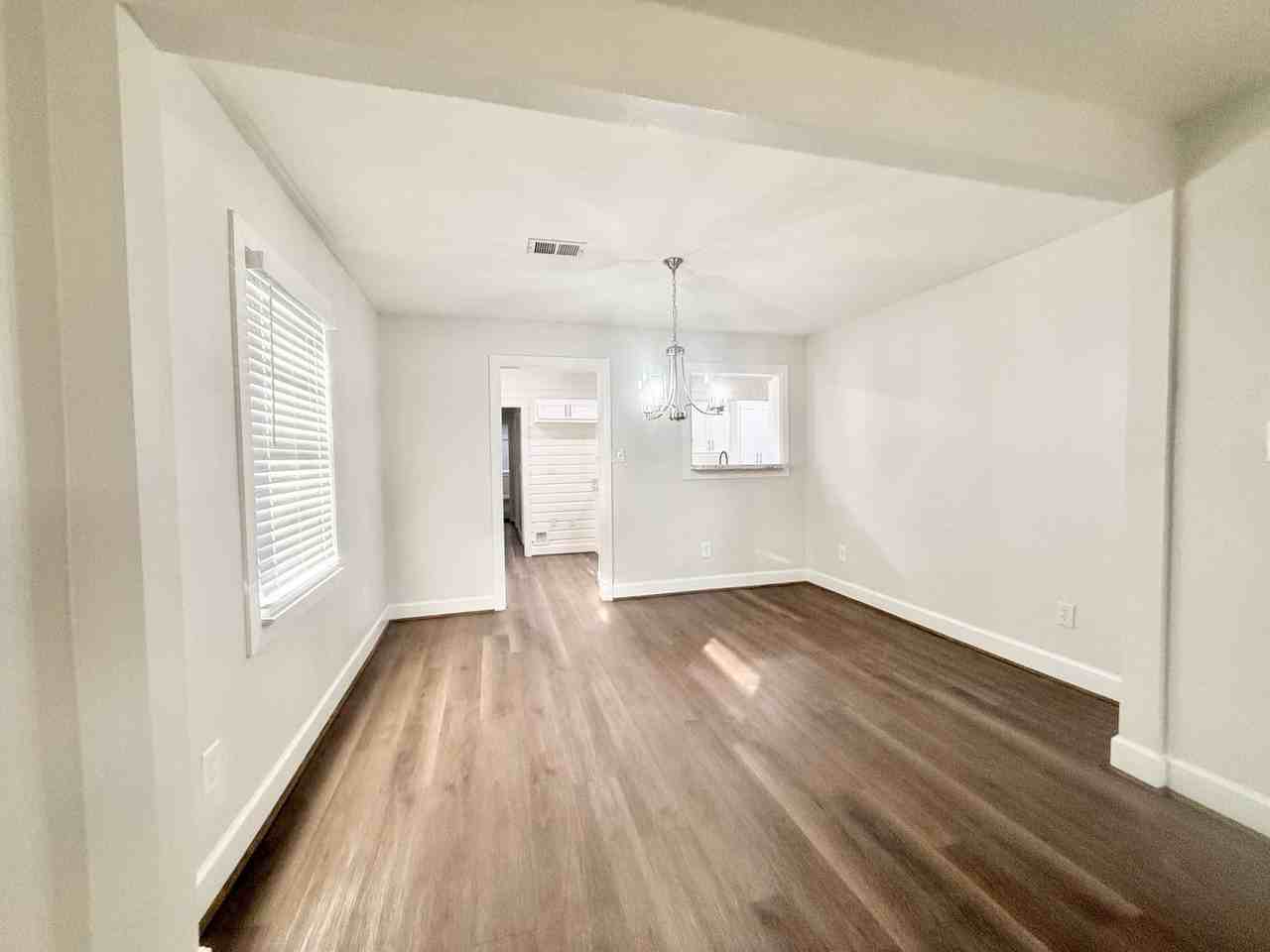 137 Laurel St - Photo 4 of 31