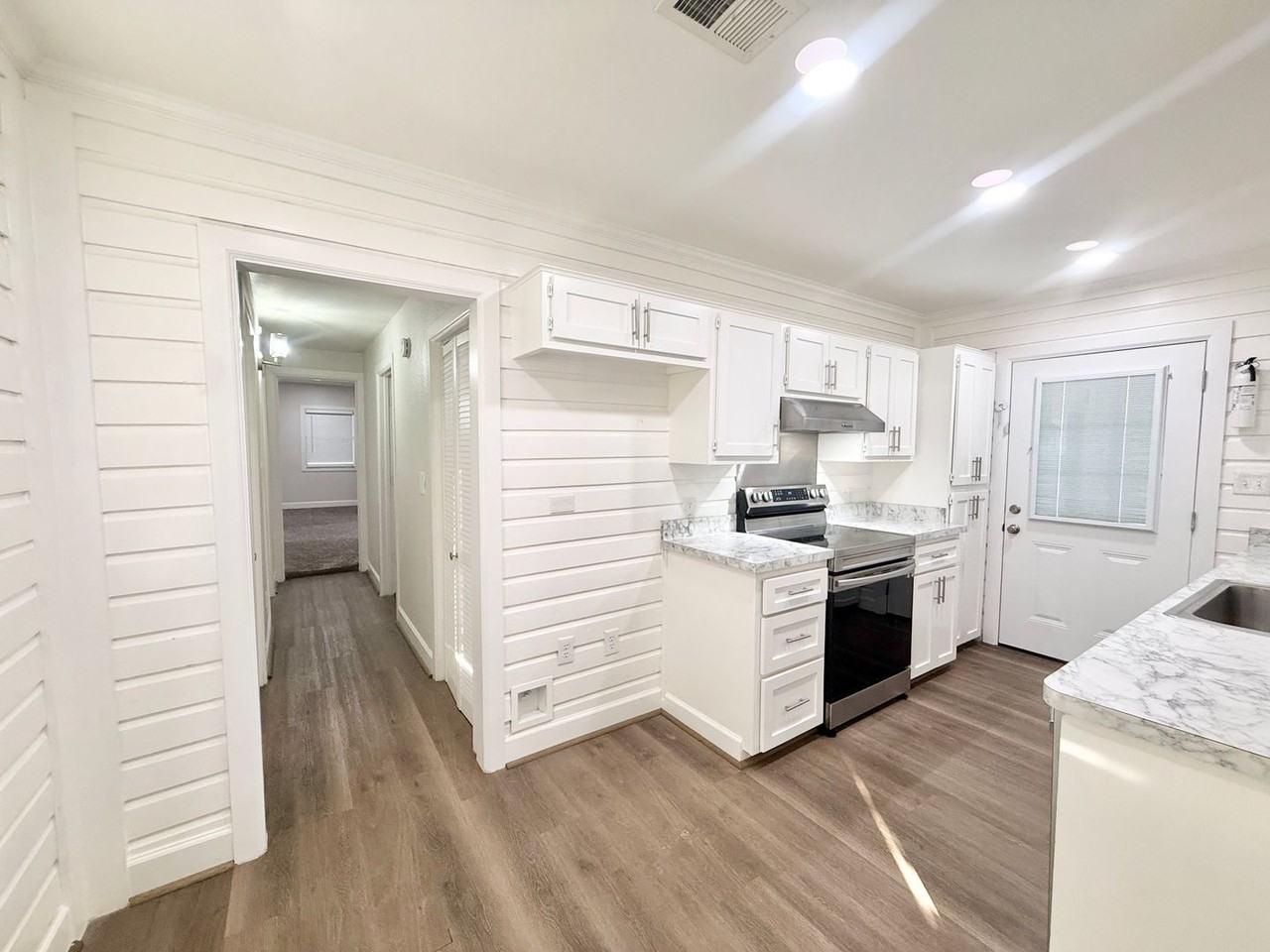 137 Laurel St - Photo 5 of 31