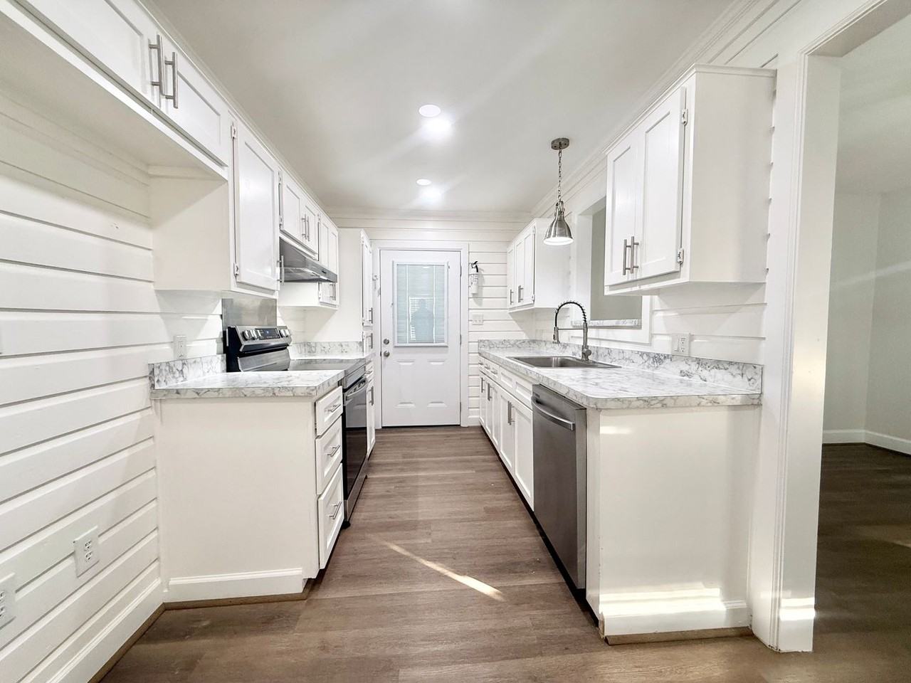 137 Laurel St - Photo 6 of 31