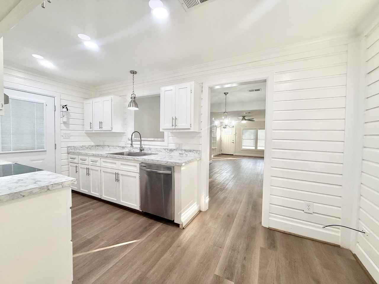 137 Laurel St - Photo 7 of 31