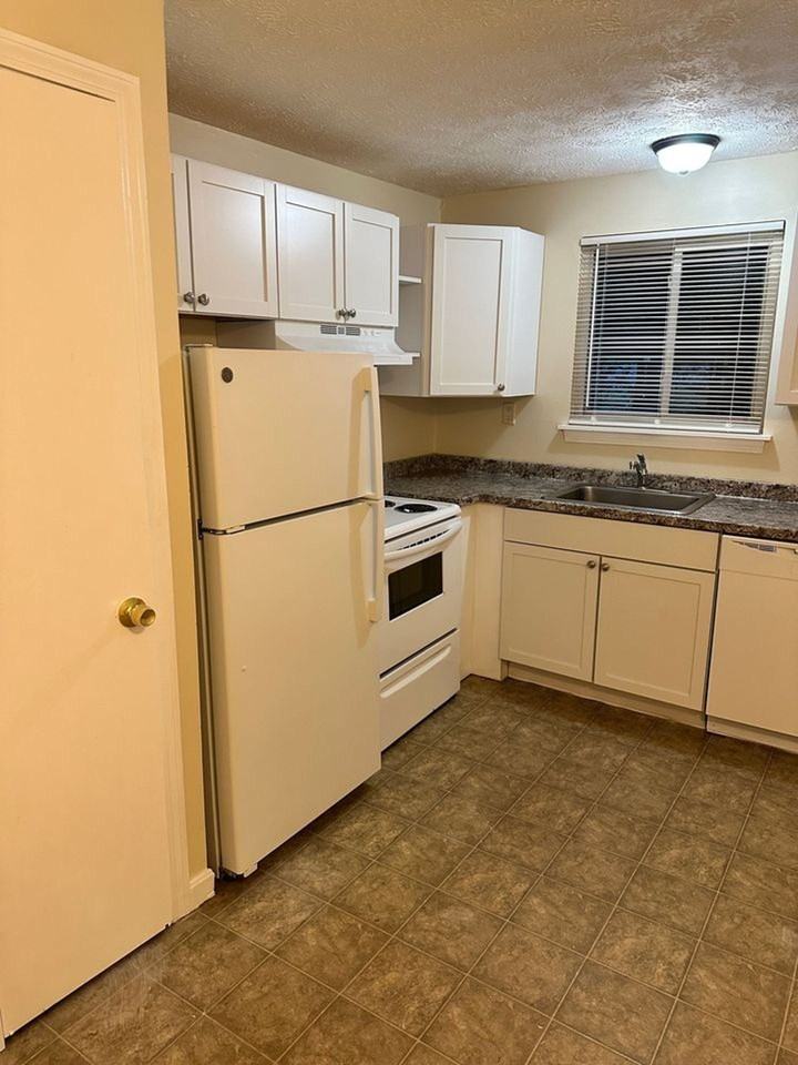 Two Bedroom with heat & hot water included - Photo 2 of 9