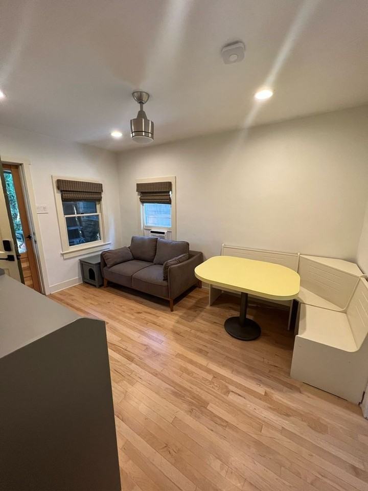 330 1/2 N Shaffer St - Photo 5 of 26