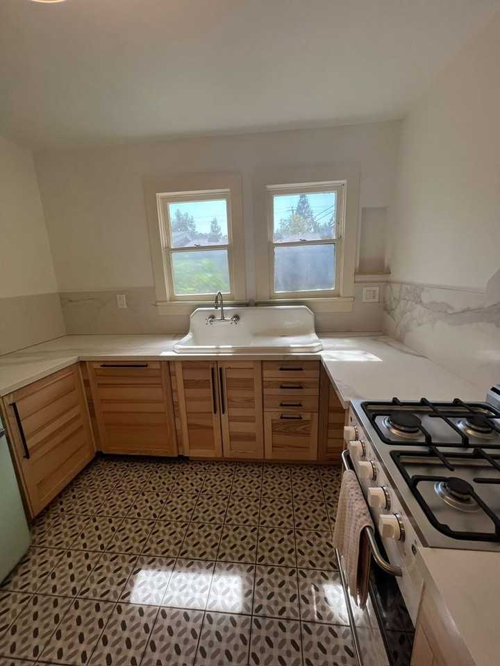 330 1/2 N Shaffer St - Photo 6 of 26