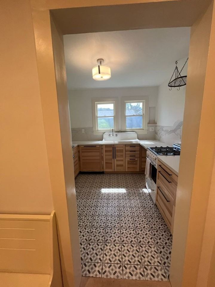 330 1/2 N Shaffer St - Photo 7 of 26