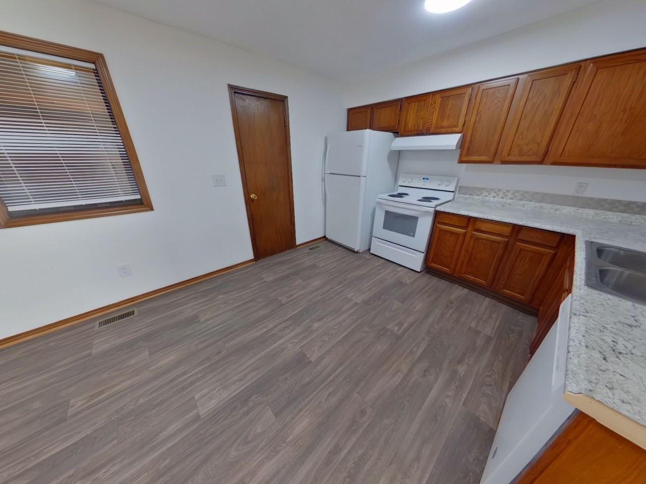 3233 S Illinois Ave #4 - Photo 4 of 10