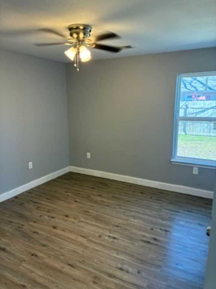 1707 Clark St - Photo 5 of 10