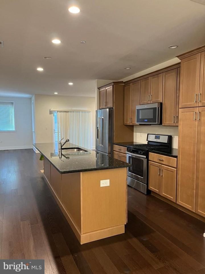 805 Lakeview Ct - Photo 4 of 42