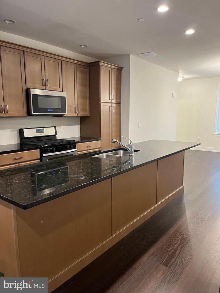 805 Lakeview Ct - Photo 5 of 42