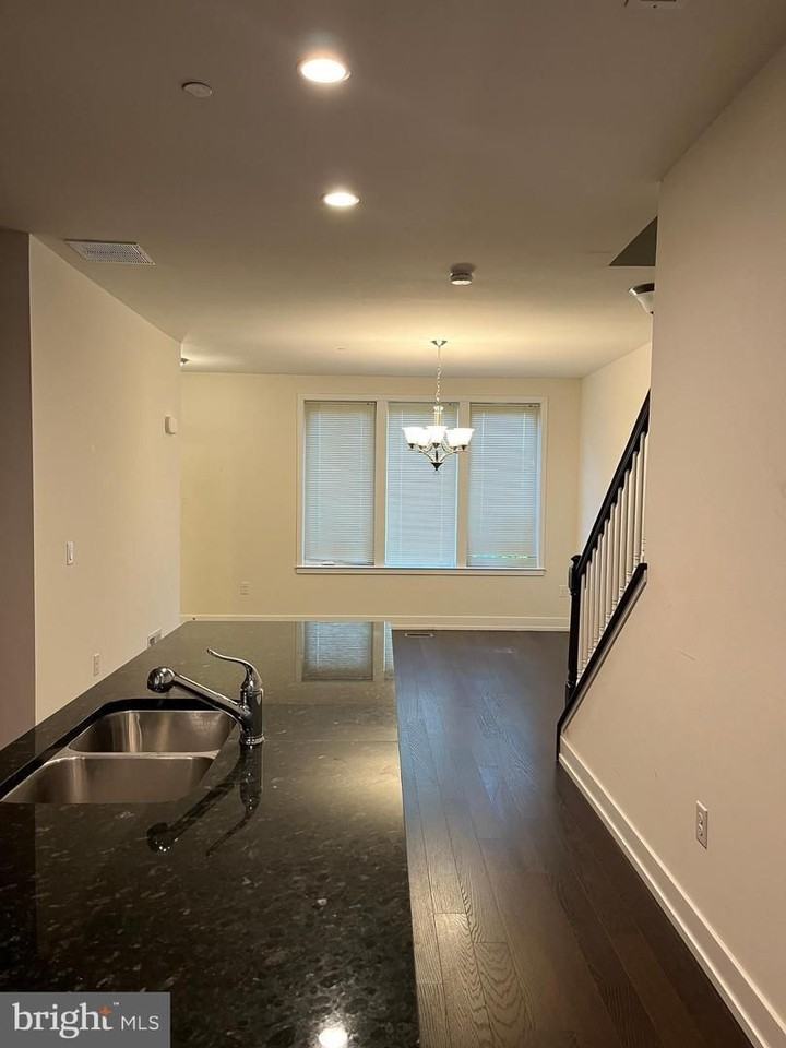 805 Lakeview Ct - Photo 6 of 42