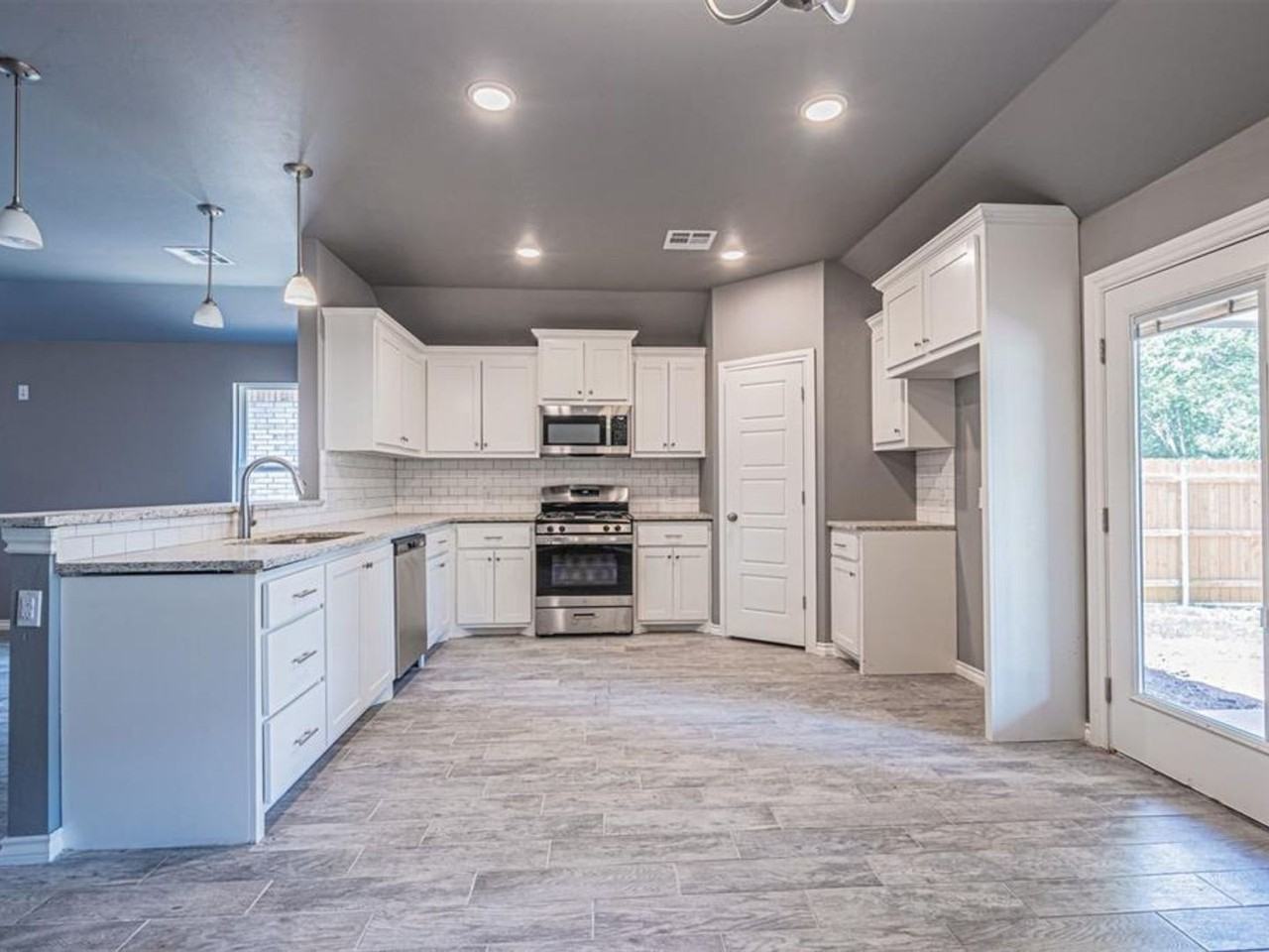 409 Grove St - Photo 4 of 24