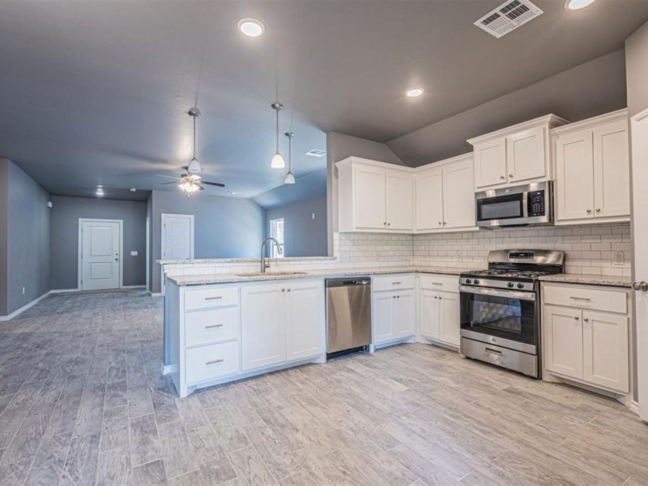 409 Grove St - Photo 5 of 24