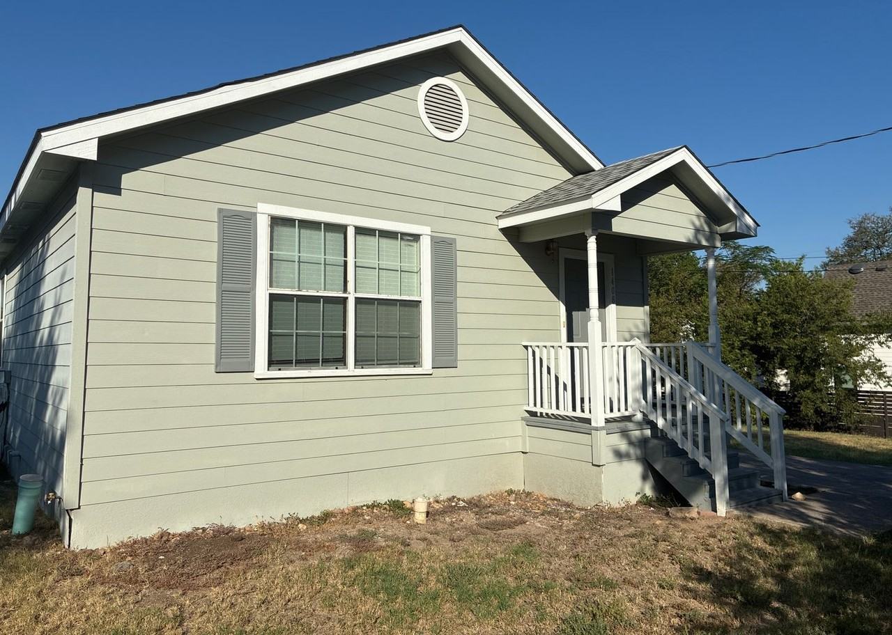 1408 Perez St - Photo 2 of 14