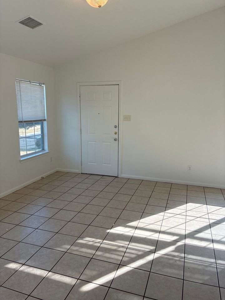 1408 Perez St - Photo 6 of 14