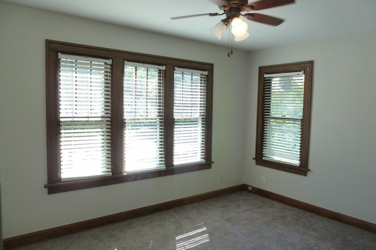 835 College Ave - Photo 5 of 12