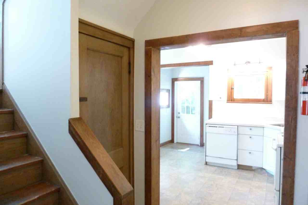 835 College Ave - Photo 7 of 12