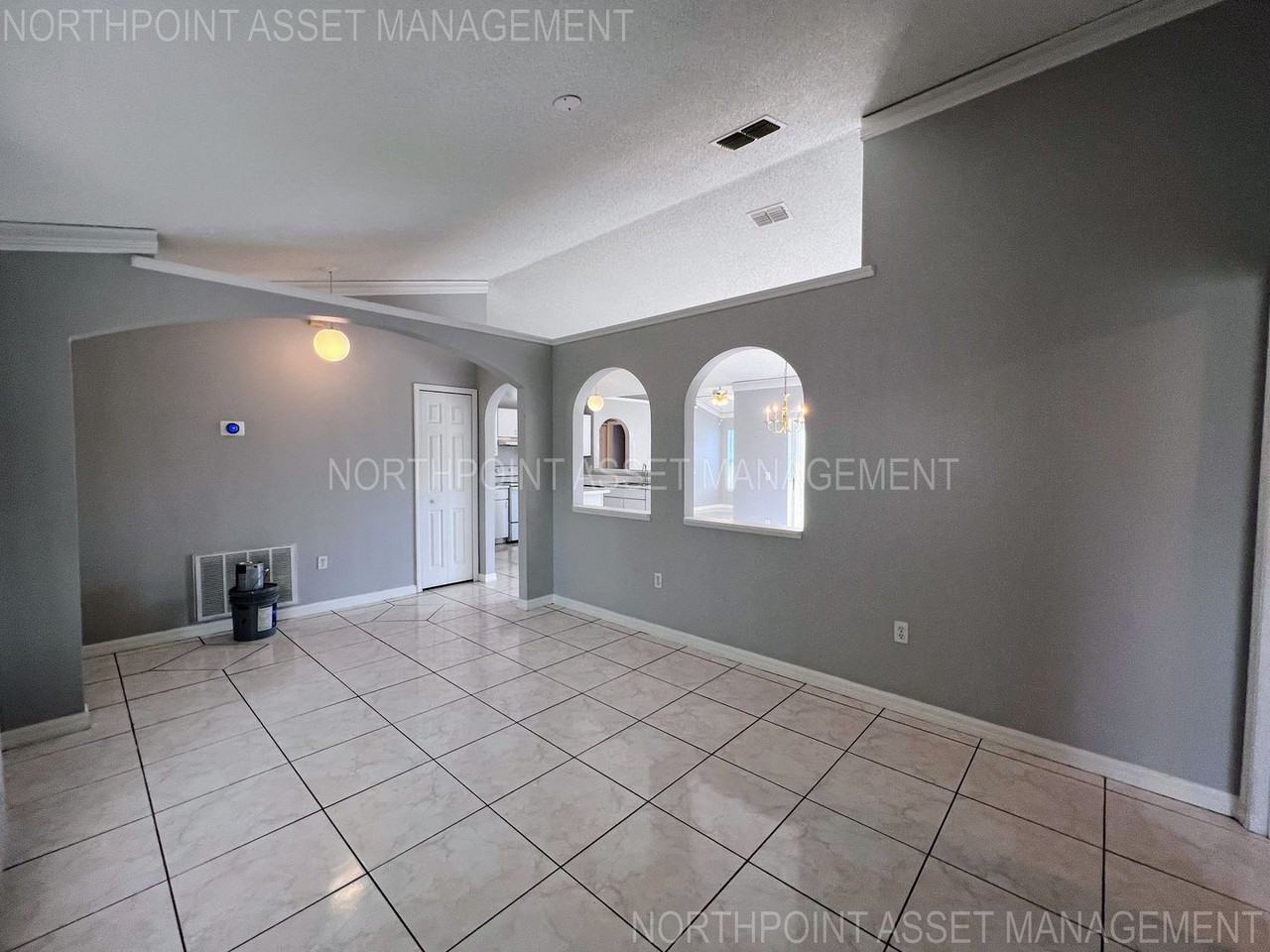 220 Canterbury Ct - Photo 5 of 28