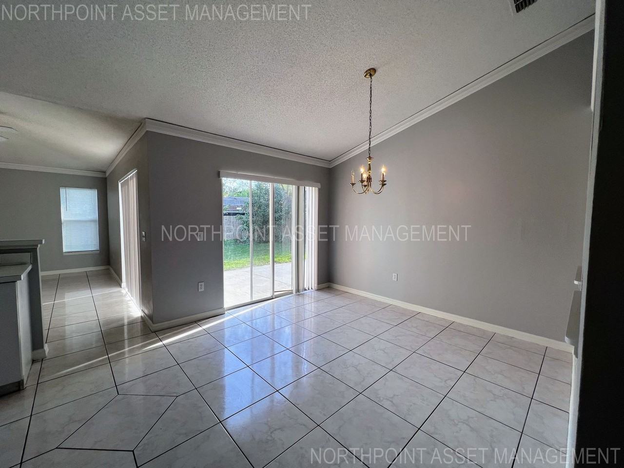 220 Canterbury Ct - Photo 6 of 28