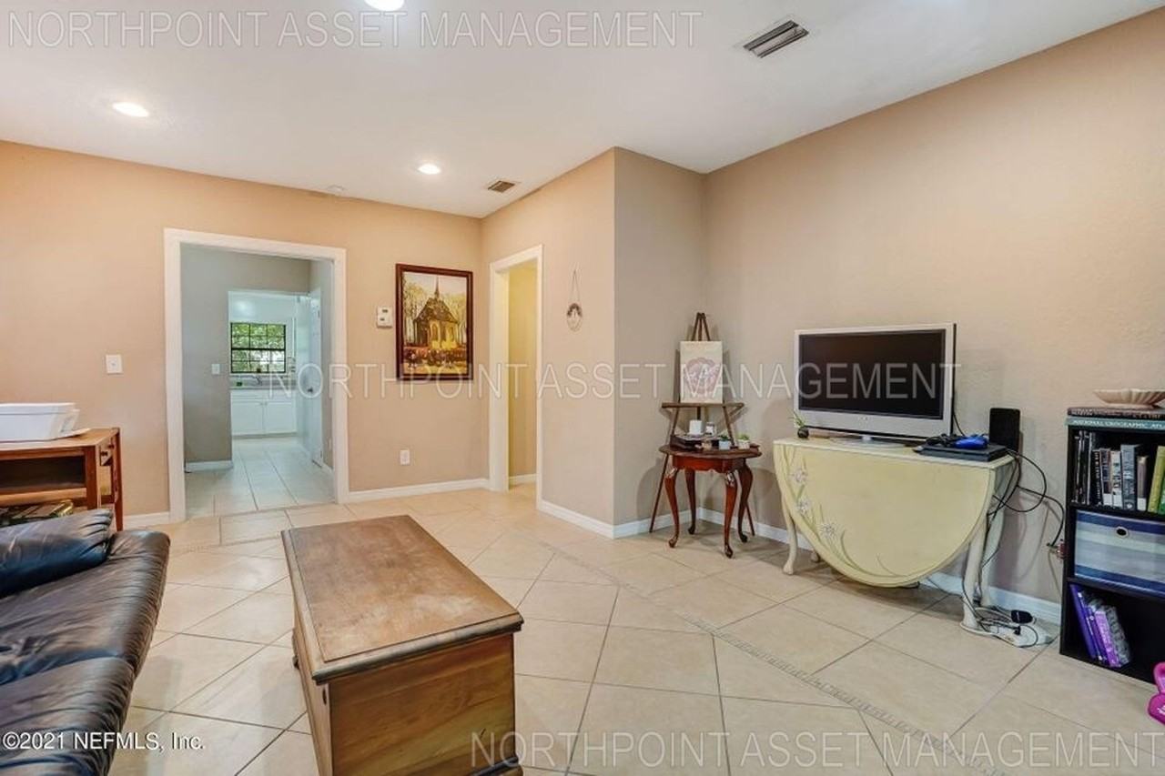 619 Comet St - Photo 3 of 13