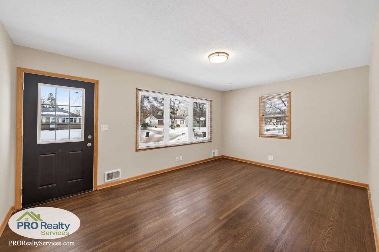 1755 Oakwood Dr - Photo 5 of 28