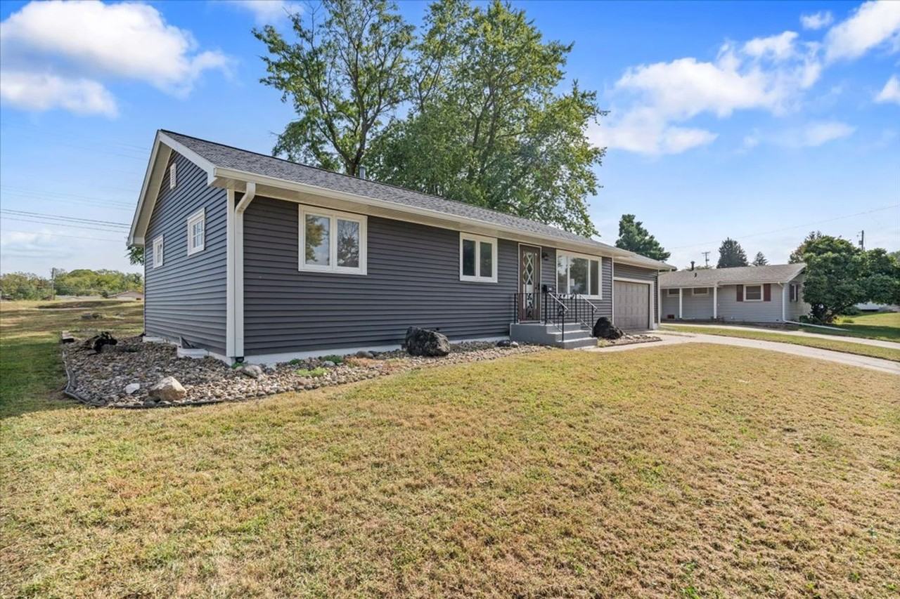 1237 Hilltop Dr - Photo 3 of 38