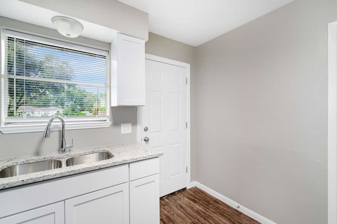 1303 S 2nd St #4 - Photo 6 of 10