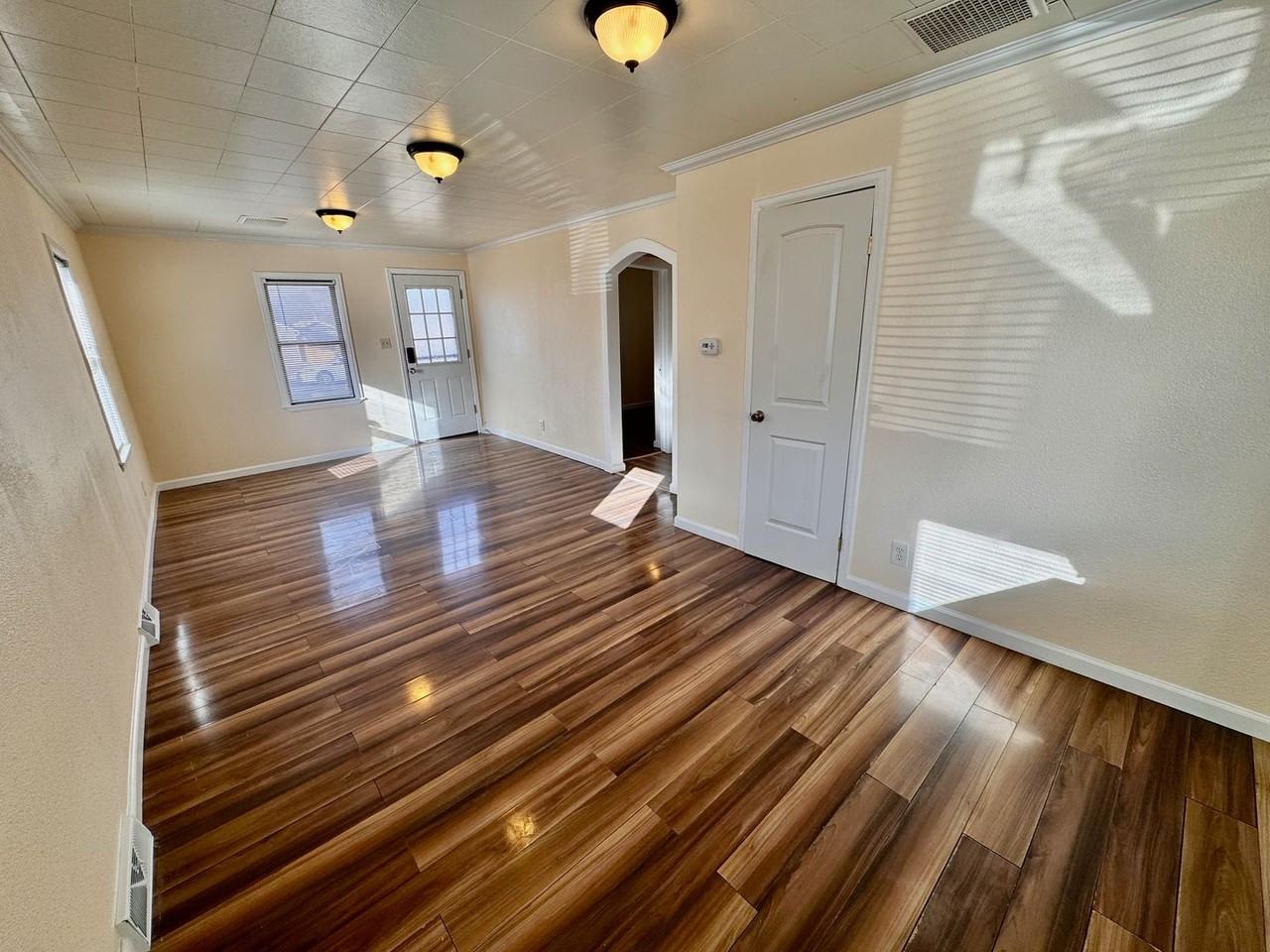 2080 Elmira St - Photo 4 of 33