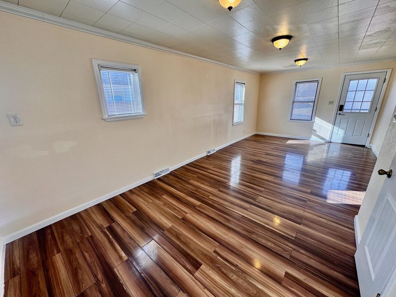 2080 Elmira St - Photo 5 of 33