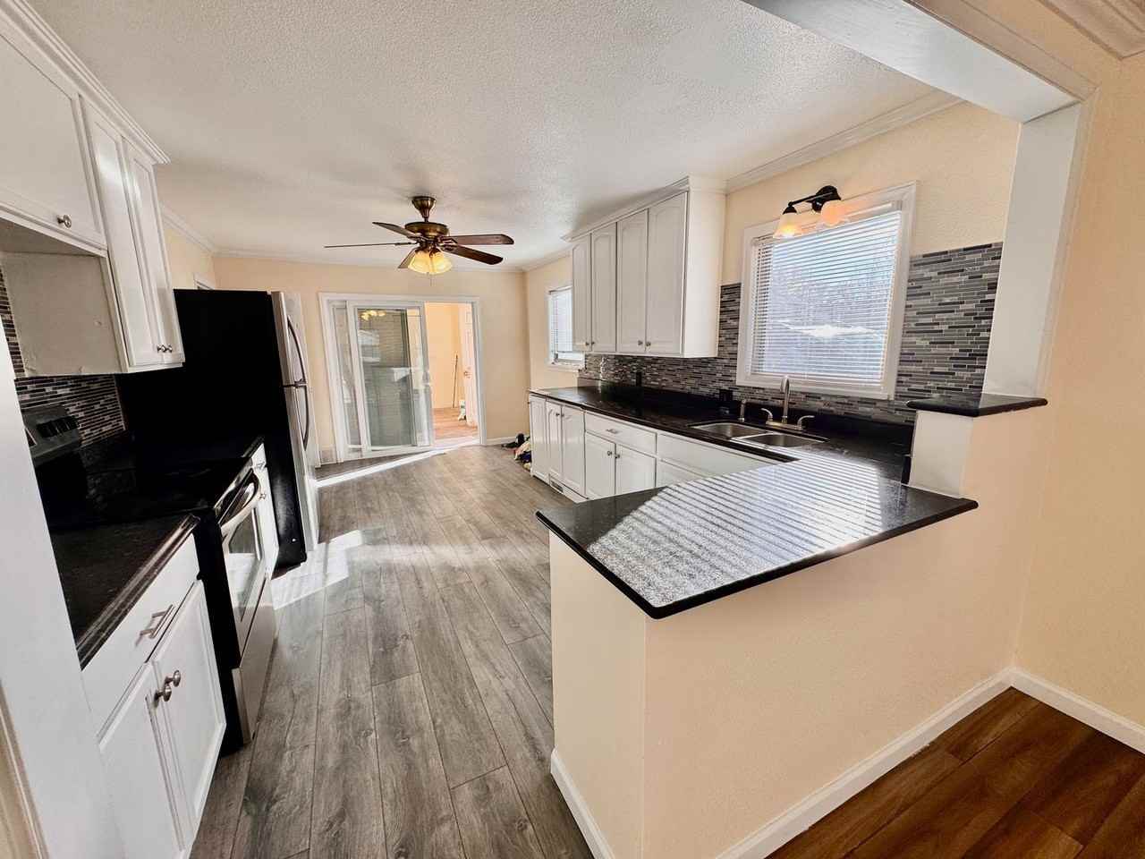 2080 Elmira St - Photo 6 of 33