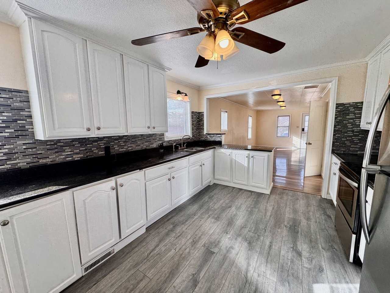 2080 Elmira St - Photo 7 of 33