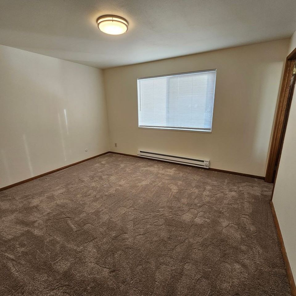 Edgewater Apartments - Photo 3 of 19