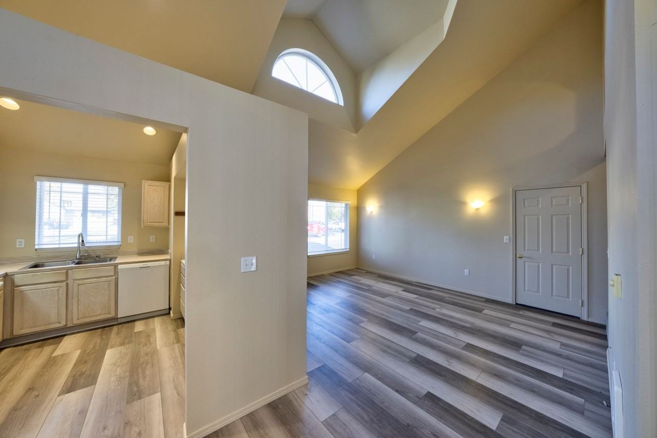 1442 Ne Covington Ln - Photo 2 of 24