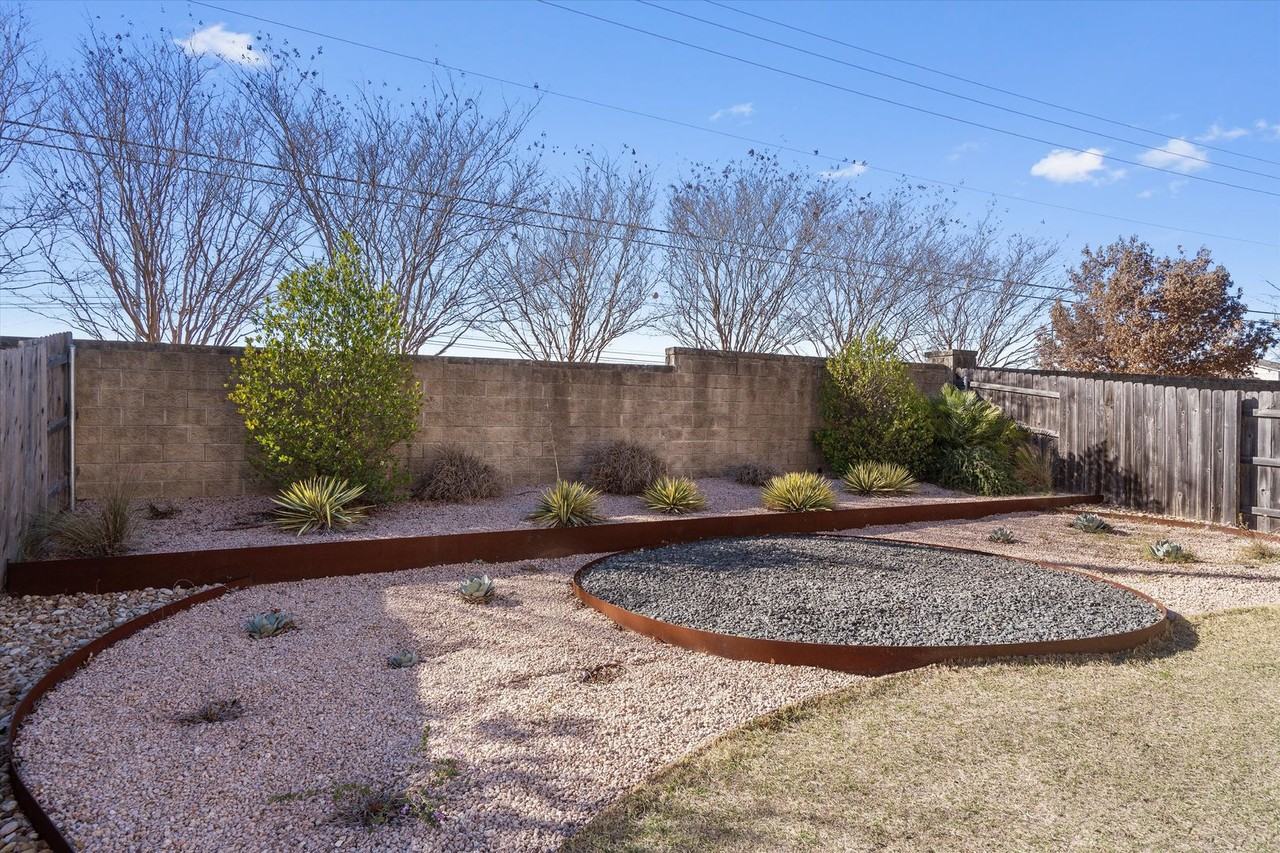 9416 Hunter Ln - Photo 5 of 36