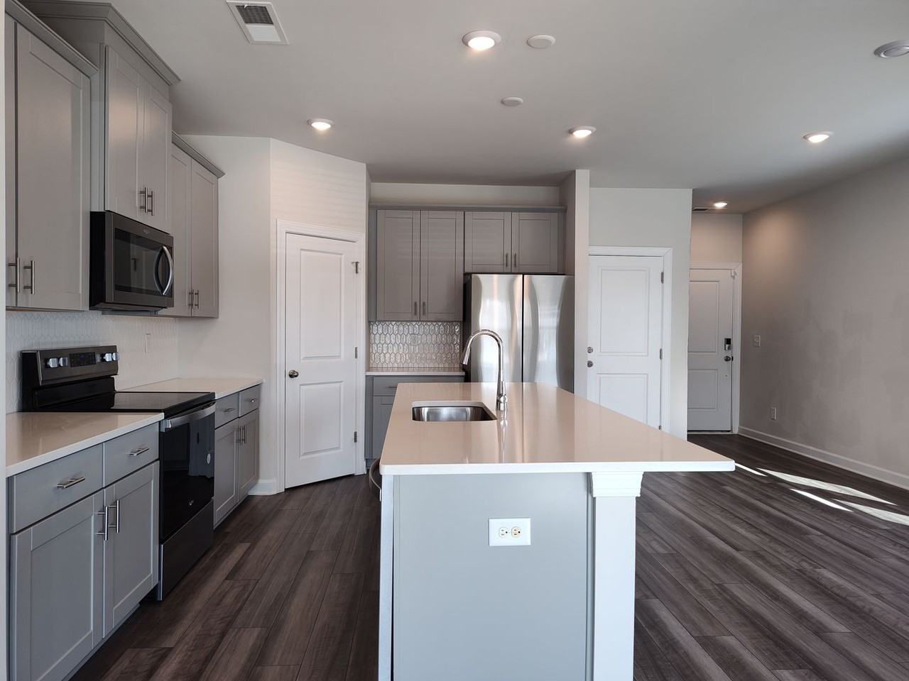 2305 Belterra Dr - Photo 4 of 29