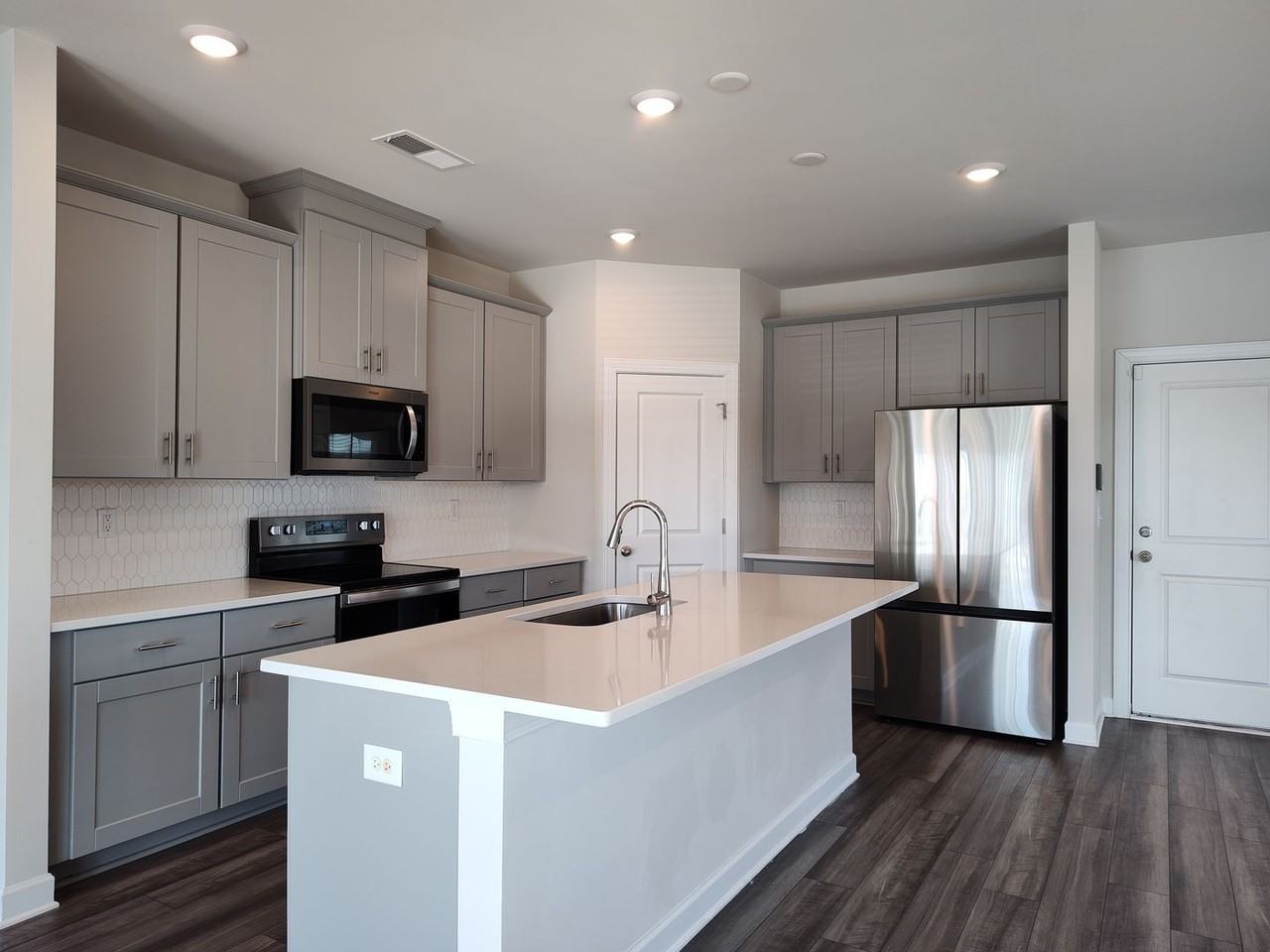 2305 Belterra Dr - Photo 5 of 29