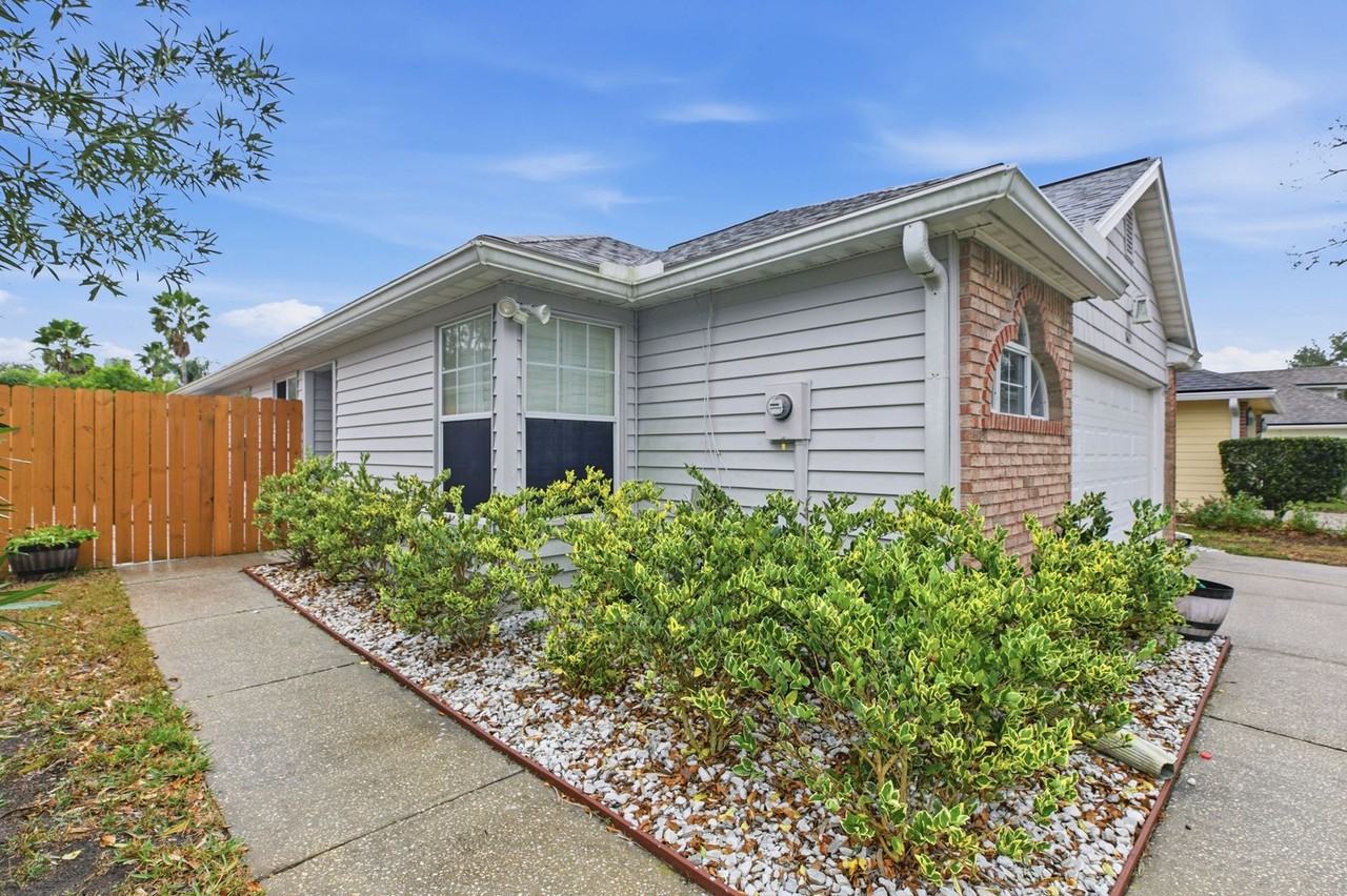 1662 Evans Dr S - Photo 2 of 15