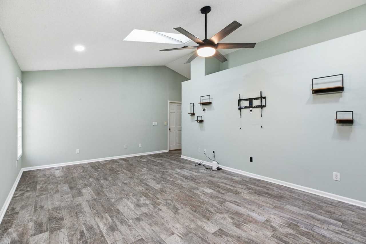 1662 Evans Dr S - Photo 4 of 15