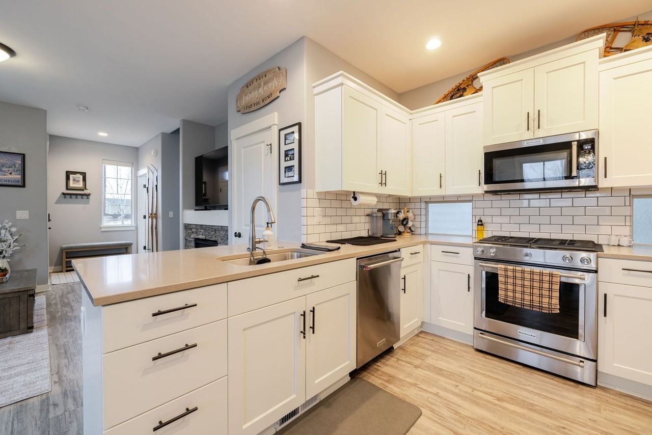 4392 Sw Canal Blvd - Photo 7 of 40