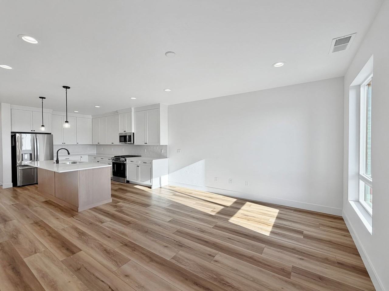 335 E Lombard Ln - Photo 5 of 20