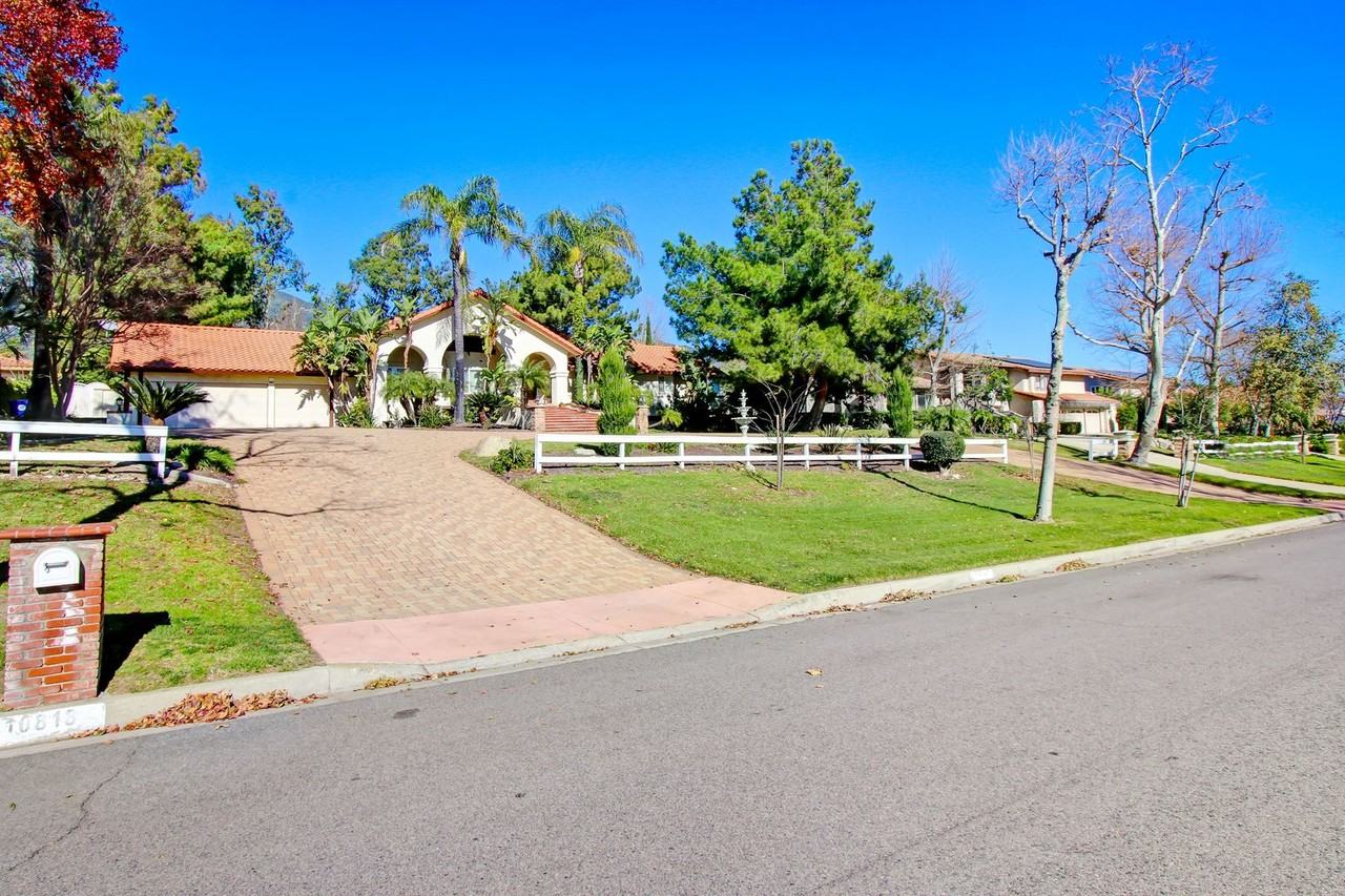 10818 Hillside Rd - Photo 2 of 49