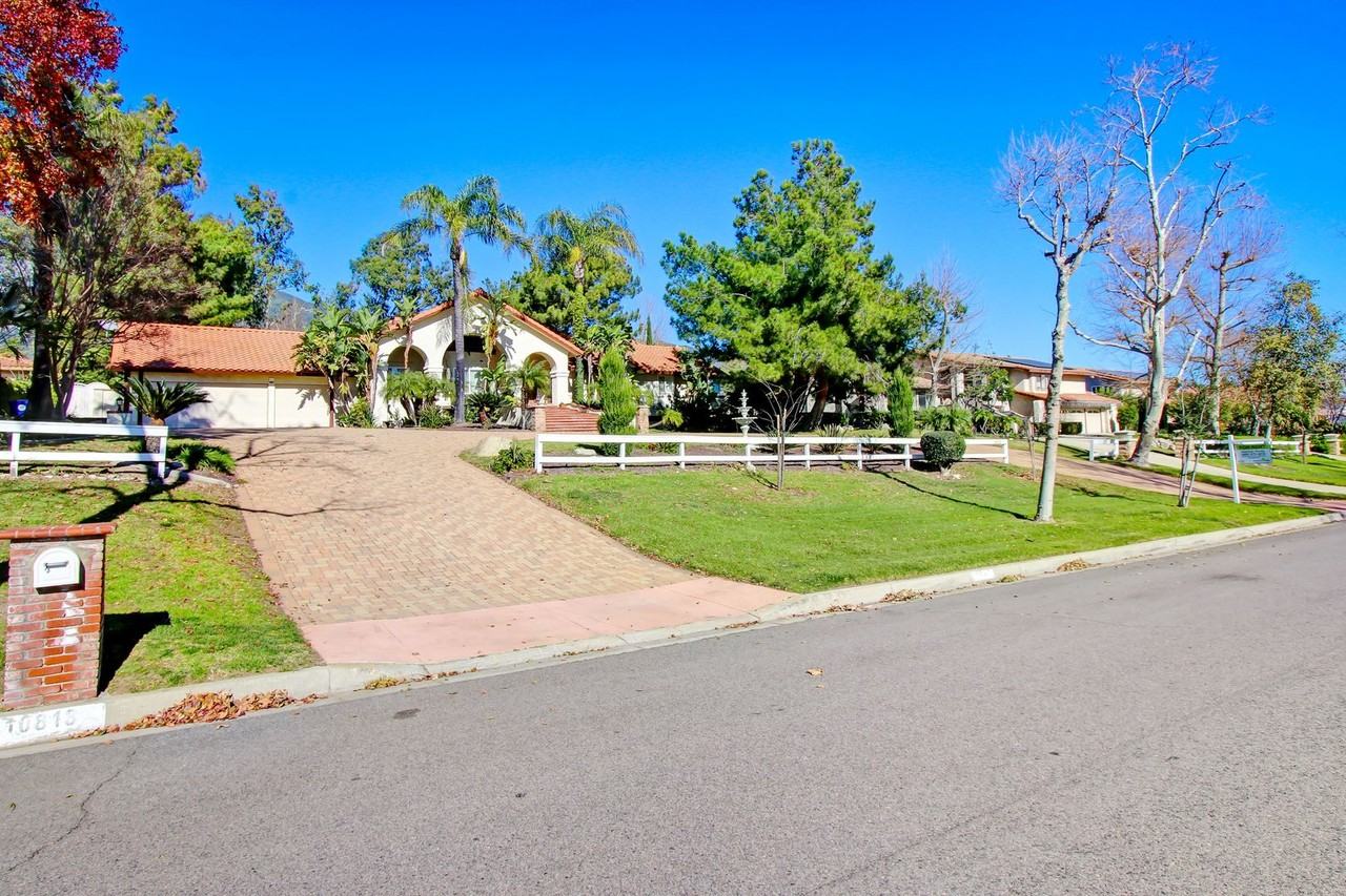 10818 Hillside Rd - Photo 4 of 49