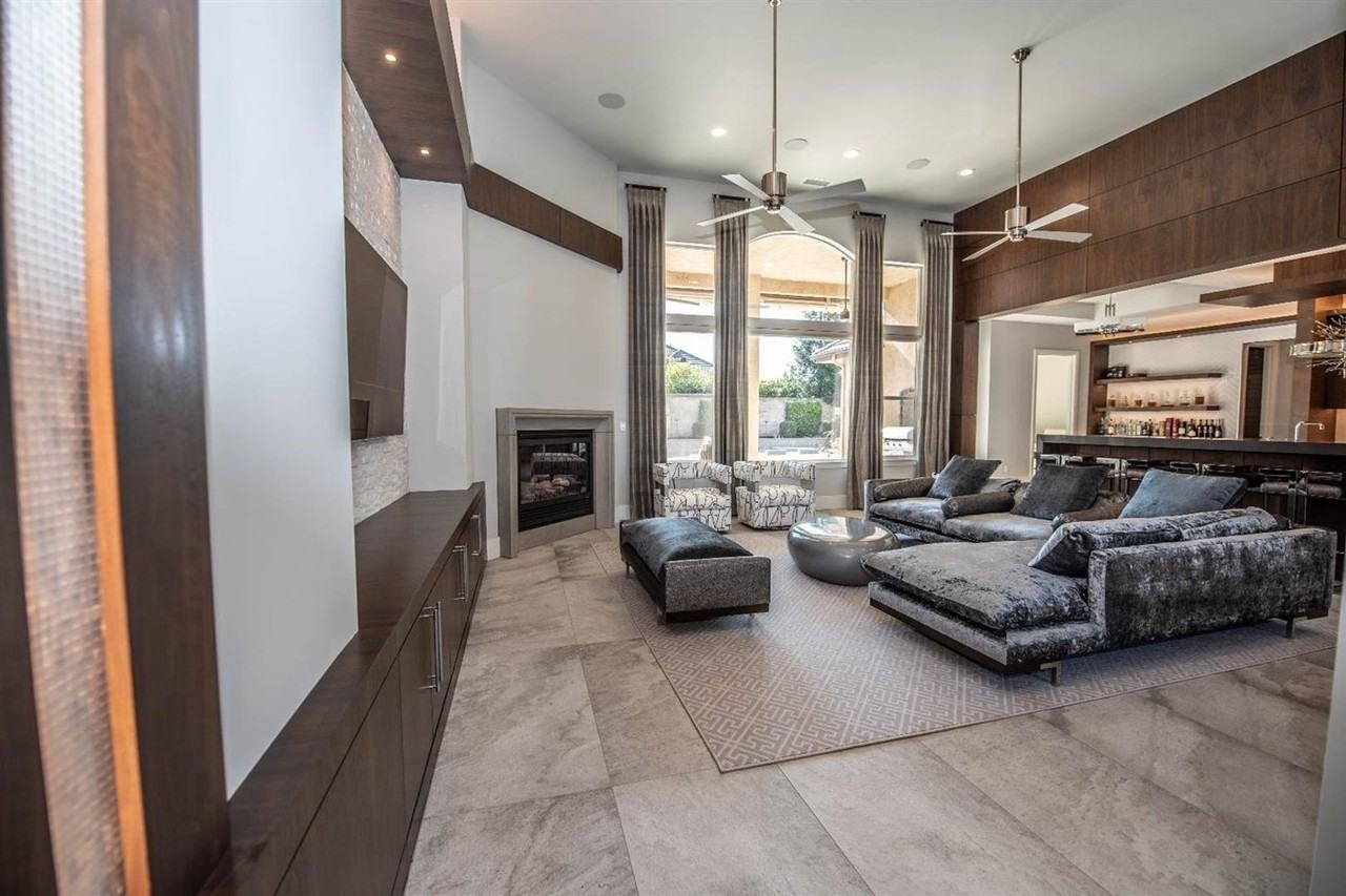 1553 E Golden Valley Way - Photo 4 of 34