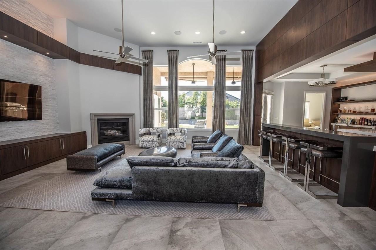 1553 E Golden Valley Way - Photo 5 of 34