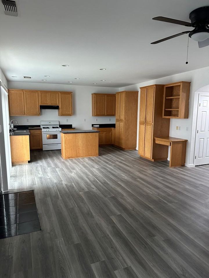 490 Azalea Ct - Photo 2 of 6